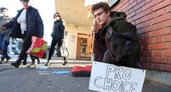FOTO Student Jura i njegov pas protiv molitelja ispred varaždinske bolnice