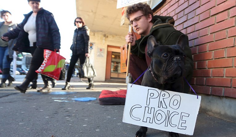 FOTO Student Jura i njegov pas protiv molitelja ispred varaždinske bolnice