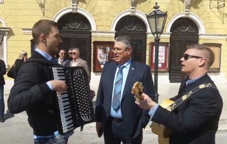 VIDEO Jure Šundov zapjevao pred kazalištem: Znanost podržavamo, ali je danas lijep dan
