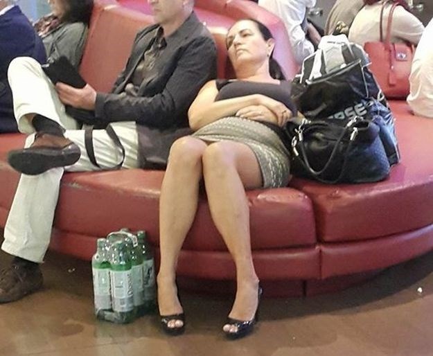 FOTO Ministrica uprave izvalila se u kratkoj suknji na kauču ispred kina