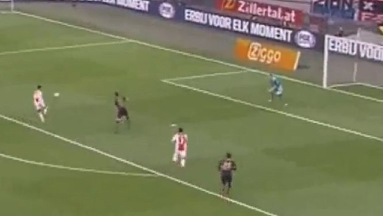 KAKAV OTAC... Kluivertov mali zabio sjajan gol za Ajax u derbiju