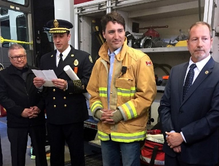 FOTO Najseksi političar svijeta obukao vatrogasnu jaknu pa internet sad priziva požar