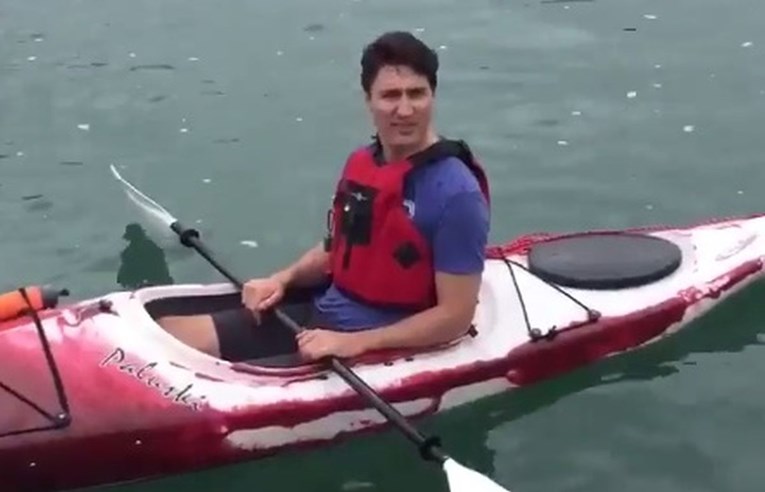 VIDEO Seksi kanadski premijer opet je hit na internetu zbog onog što je učinio dok je veslao