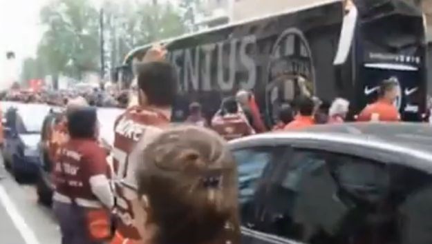 Ultrasi Torina napali Juventusov autobus, dvoje navijača teže ozlijeđeno u neredima