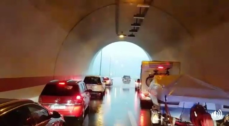KAKVA BAHATOST Turisti u tunelu blokirali vatrogasce koji su išli na intervenciju
