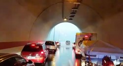 KAKVA BAHATOST Turisti u tunelu blokirali vatrogasce koji su išli na intervenciju
