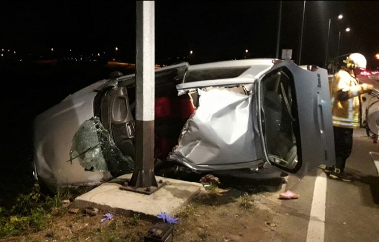 FOTO U stravičnoj nesreći kod Zaprešića jedna osoba preminula, automobil se gotovo prepolovio