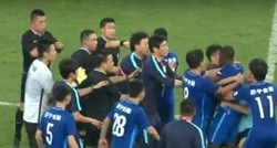 Bivši igrač Chelseaja u Kini izgubio živce, cijela momčad ga držala da ne udari suca