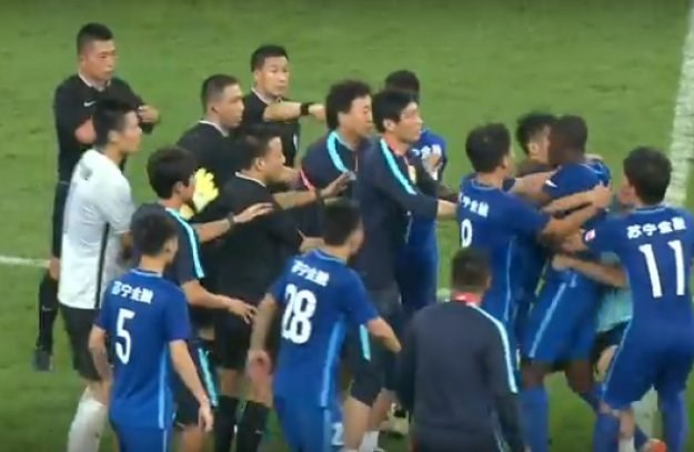 Bivši igrač Chelseaja u Kini izgubio živce, cijela momčad ga držala da ne udari suca