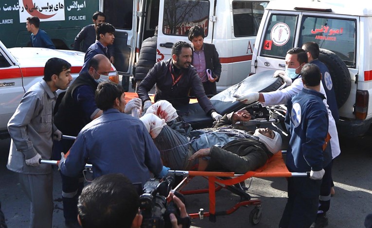 MASAKR U KABULU U talibanskom napadu gotovo 100 mrtvih, bomba je bila skrivena u vozilu hitne pomoći