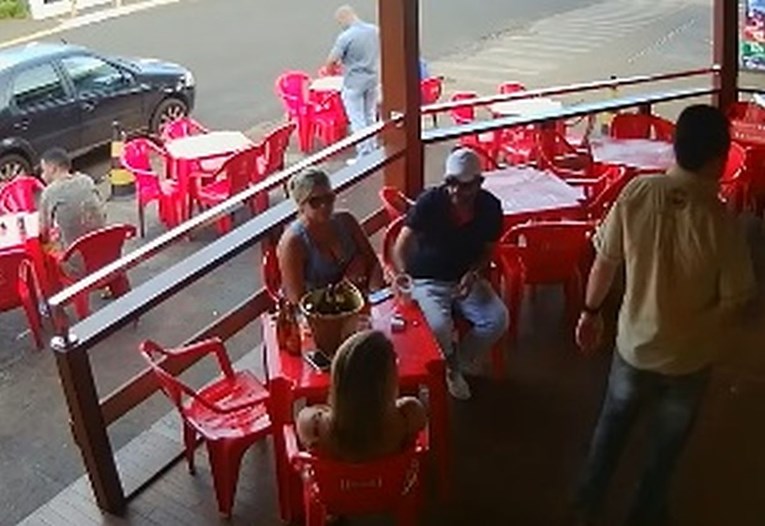 VIDEO Uhvatila muža s drugom u kafiću pa napravila najveću scenu ikad