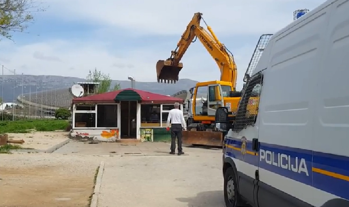 Pogledajte kako je bager u par minuta srušio poznati kafić kraj Hajdukovog stadiona