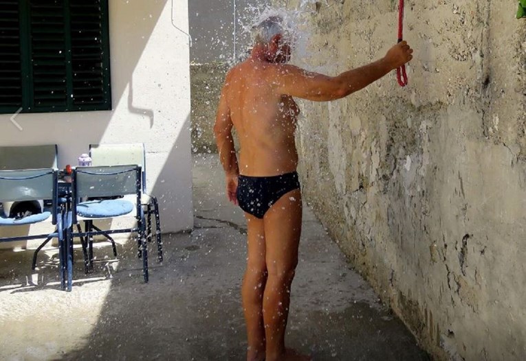FOTO Kad vidite kako se Dalmatinac rashlađuje, i sami ćete poželjeti njegov "izum"