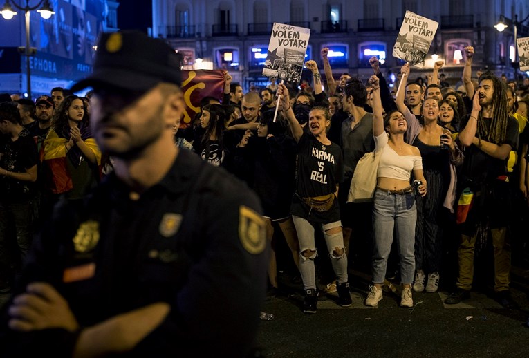 Kataloncima istekao ultimatum: Španjolska će im suspendirati autonomiju