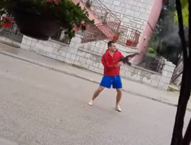 VIDEO Nakon Đokovićeve pobjede mladić na ulici u BiH pucao iz kalašnjikova