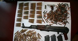 Policija u kući u Trogiru pronašla automatske puške, pištolje i - lanser raketnog sustava