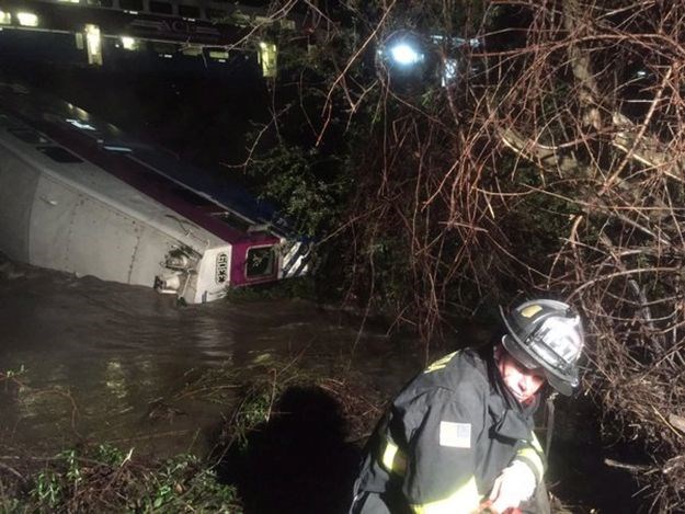 Vlak izletio iz tračnica i završio u rijeci, ozlijeđeno najmanje 14 osoba