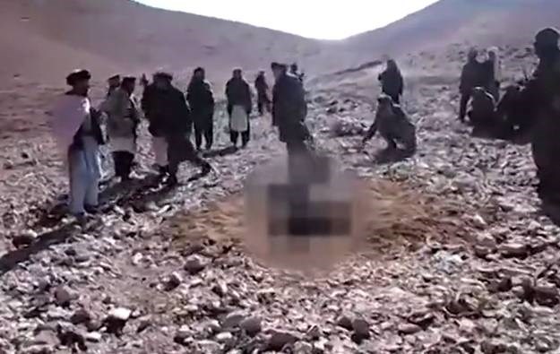 Objavljen video u kojem talibani do smrti kamenuju 19-godišnju Afganistanku optuženu za preljub