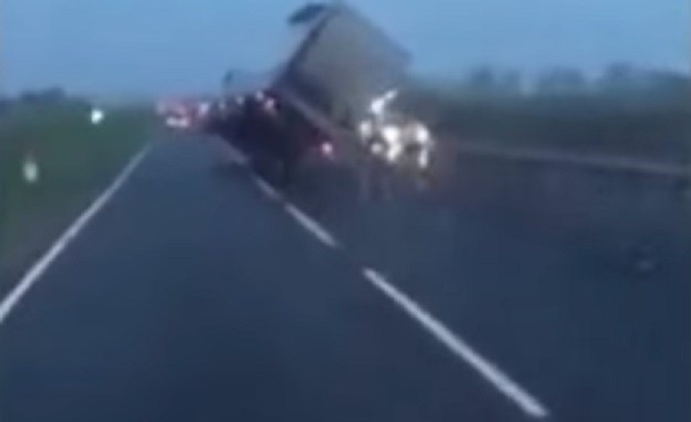 Vozač za dlaku izbjegao katastrofu: Orkanski vjetar umalo otpuhao kamion s ceste