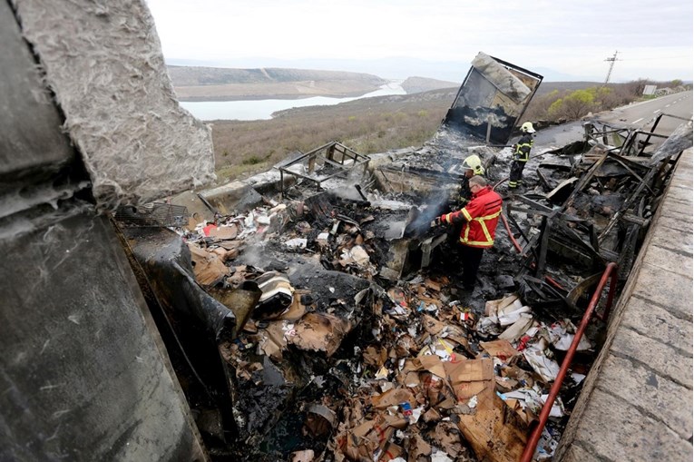 FOTO Kamion potpuno izgorio na Jadranskoj magistrali, zapalio se u vožnji