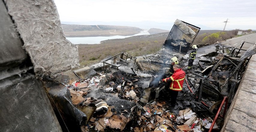 FOTO Kamion potpuno izgorio na Jadranskoj magistrali, zapalio se u vožnji