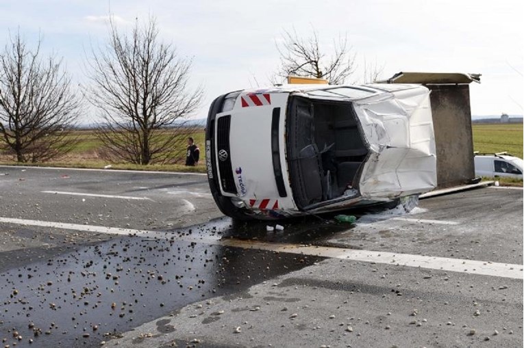 FOTO Prevrnuo se kamion u Čakovcu, dvojica teško ozlijeđena