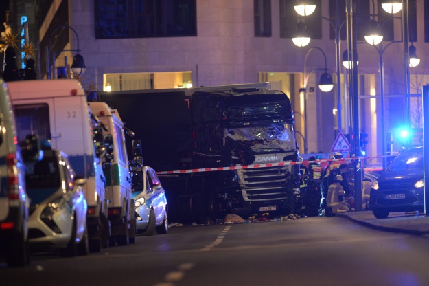UZNEMIRUJUĆE SCENE S ULICA BERLINA Ljudi ležali ispod kamiona: "Bilo je stravično"