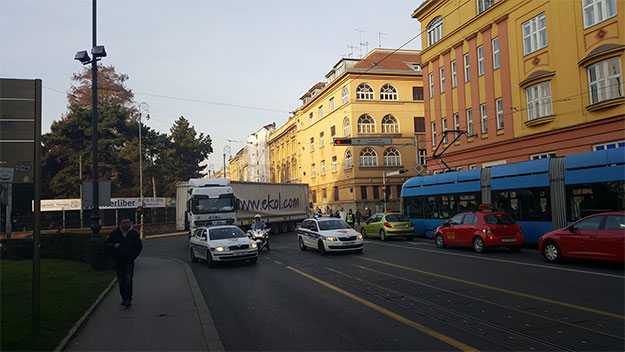 Kamion zapeo ispod nadvožnjaka na Miramarskoj