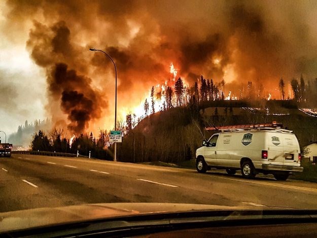 Vatra je nezaustavljiva, kanadski grad u plamenu: Izgorjelo 1600 građevina, požar prijeti aerodromu