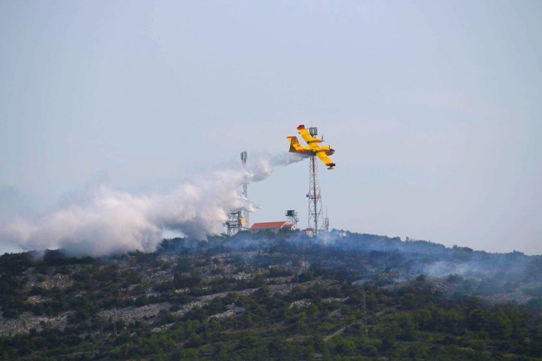 Kanaderi gase požare kod Drniša i iznad Tisnog