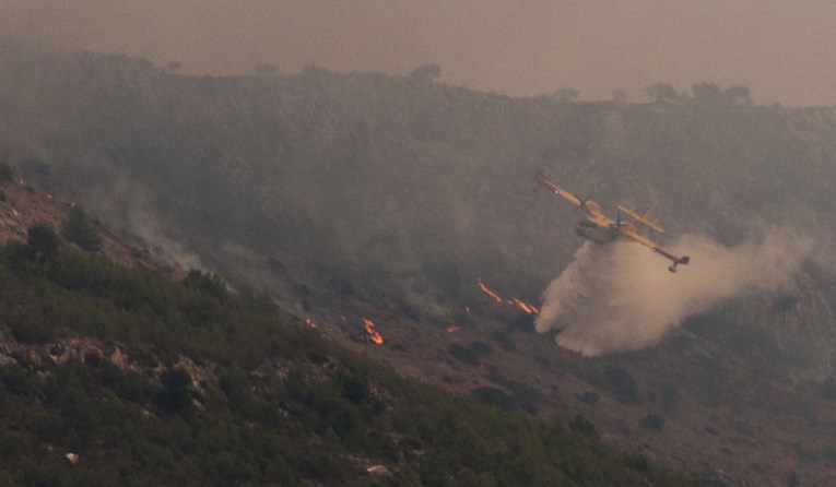 Čak osam aviona gasi požare u Zadarskoj županiji, iz zraka uočili izbijanje požara kod Vrane
