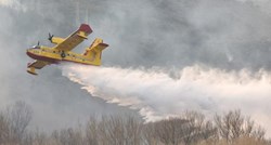 Dva kanadera gase požar kod Biokova, Makarska se probudila u dimu