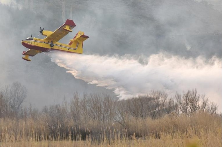 Požar na Kamešnici gase zrakoplovi i deseci vatrogasaca, pomaže i vojska