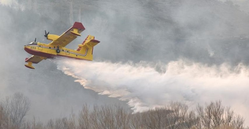 Lokaliziran požar iznad Medveje, gasila ga dva kanadera
