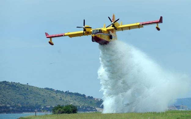 Hrvatski kanaderi gase požar u Italiji, posao im otežavaju turbulencije i puno dima
