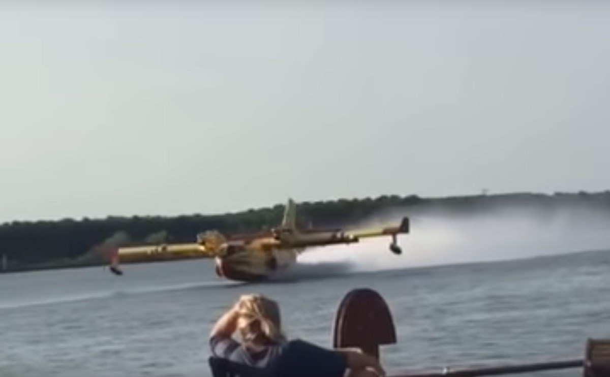 ZA DLAKU IZBJEGNUTA KATASTROFA Kanader se zamalo zabio u brod