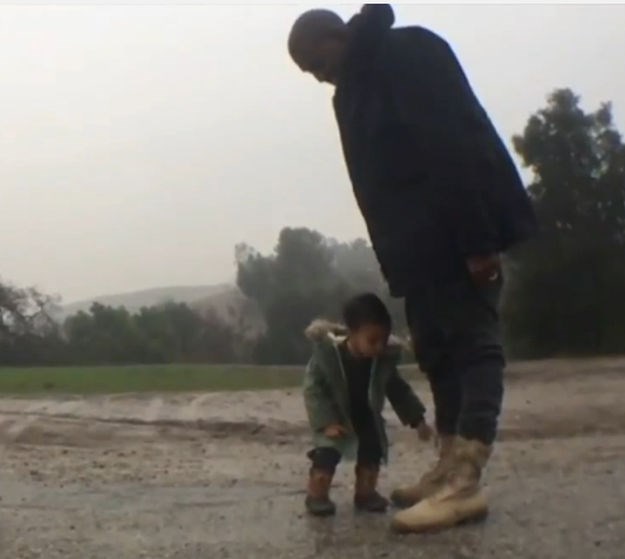 Obrušili se na Kanyea Westa: Reper koristi kćer za promociju nove pjesme?
