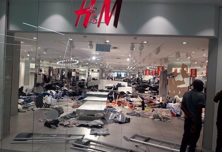 KAOS U H&M-u Bijesni prosvjednici uništili nekoliko trgovina nakon rasističke reklame