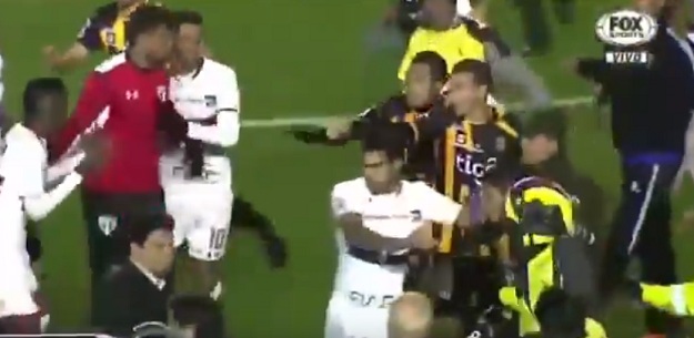 VIDEO Kaos na Copa Libertadores: Mlatio se svatko sa svakim