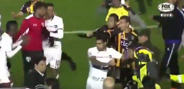 VIDEO Kaos na Copa Libertadores: Mlatio se svatko sa svakim