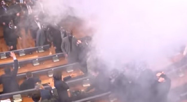 Kaos u parlamentu Kosova: Bačen suzavac, zastupnici se potukli sa zaštitarima s gas maskama