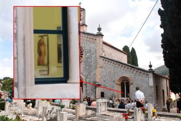 Dubrovčani šokirani: Ožalošćene na sprovodu dočekala fotografija gole žene obješena u kapelici