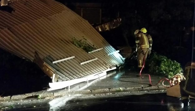 Snažno nevrijeme protutnjalo Karlovcem: Vjetar odnio krov bolnice, čupao stabla