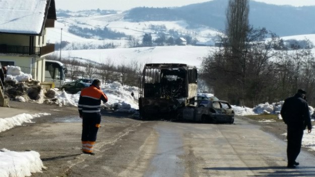 Autobus i automobil progutala vatra nakon sudara u Cetingradu, jedna osoba ozlijeđena