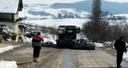 Autobus i automobil progutala vatra nakon sudara u Cetingradu, jedna osoba ozlijeđena