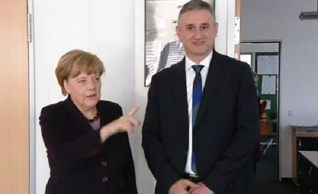Merkelica osramoćenom Karamarku: "Aha, engleski vam je loš"