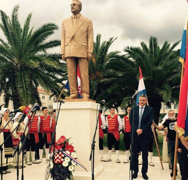 Svećenik zapjevao ispred Karamarka i Tomca: Ustani Franjo, Hrvatska te zove