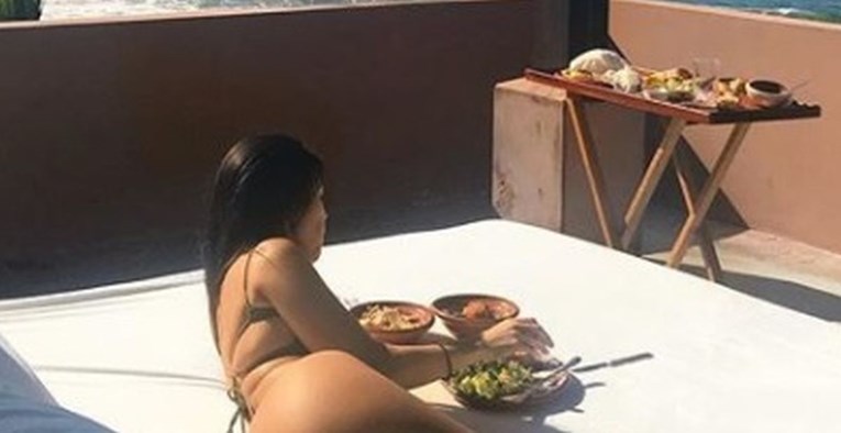 Kardashianka se izvalila na ležaljci i pokazala golu guzu