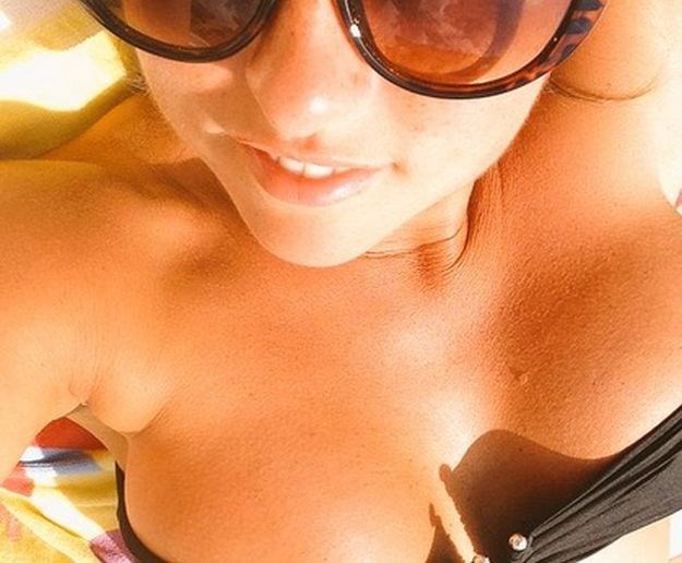 Ostala je i bez muža i bez karijere, ali političarka ne odustaje od seksi fotografija