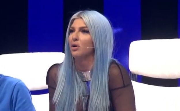 Karleuša kandidatu s kvrgom u hlačama: Izvadi ga i drži u ruci